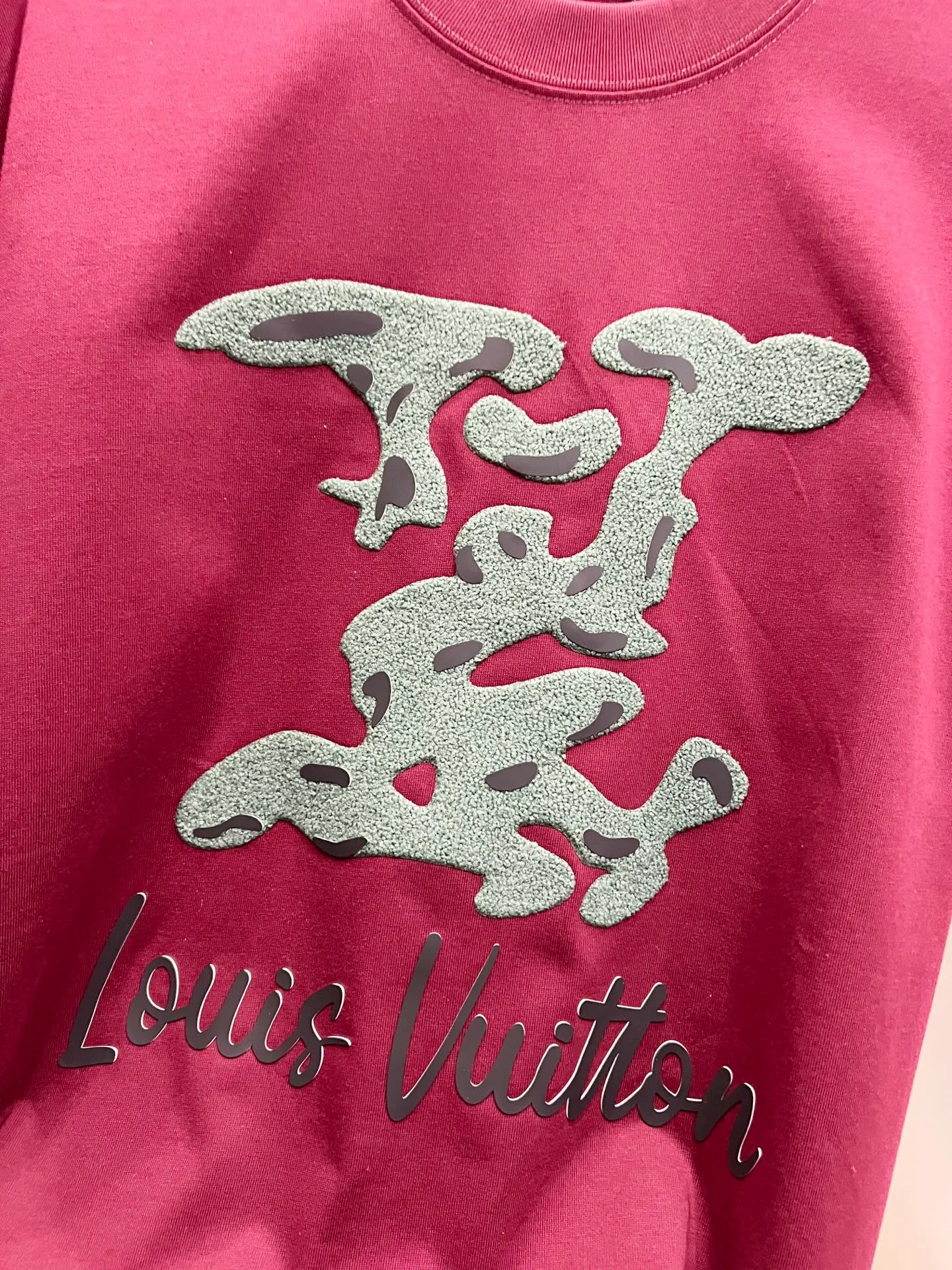 🅿️190 1v Louis* 2025 autumn and winter new style, classic big V letter three-dimensional craft design, high-end version! Highly breathable and comfortable, customized double-yarn plain cotton fabric. Short-sleeved T-shirt. Same style for men and women. Sizes S M L XL XXL Five sizes black white Angora red